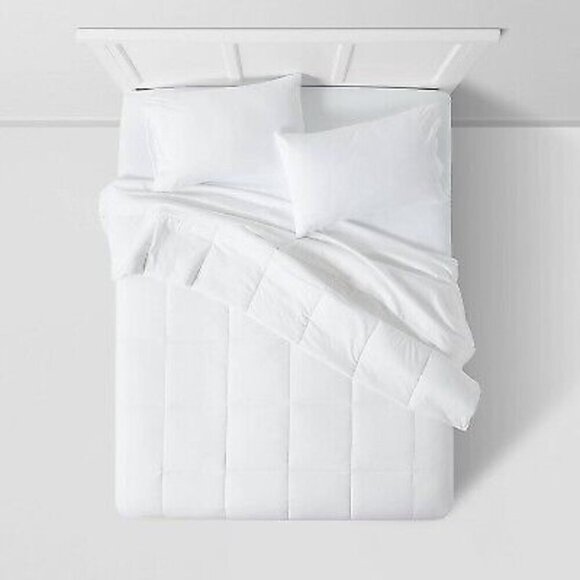 Full/Queen All Season Comforter Insert White - Room Essentials - Picture 1 of 2